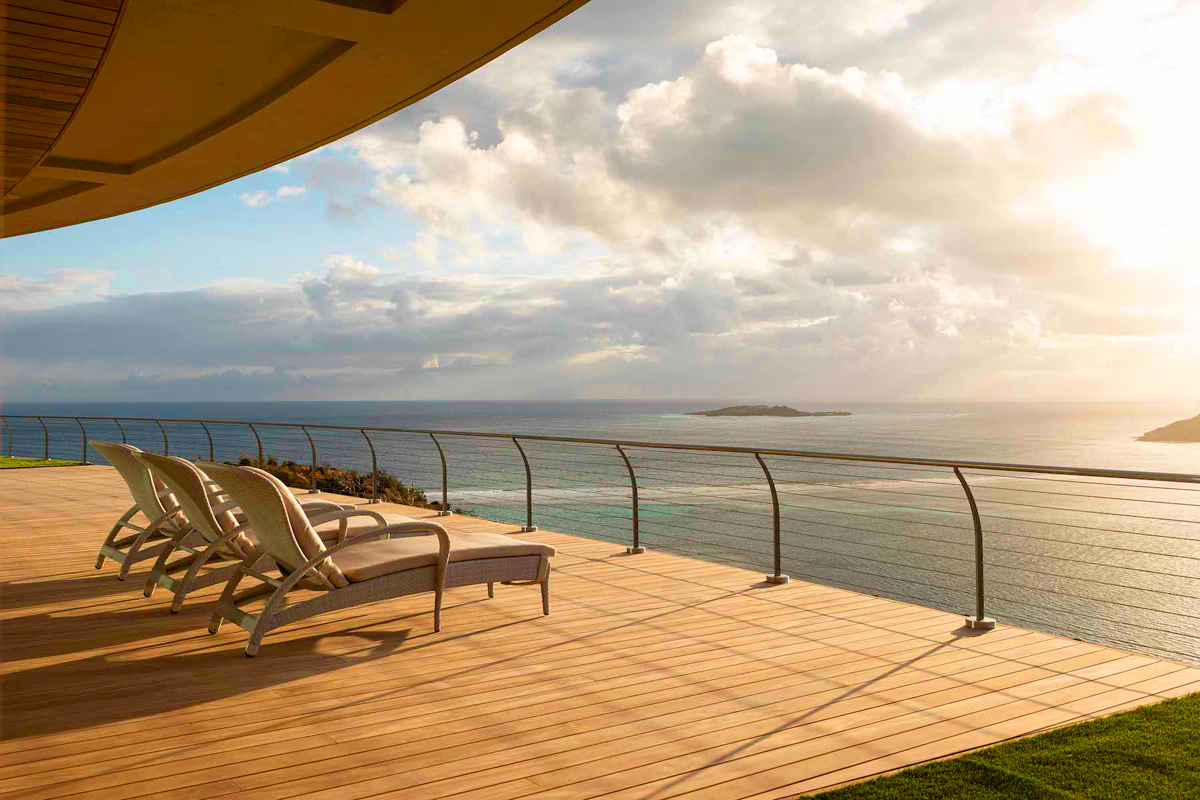 Luxury Lounging on Moskito Island