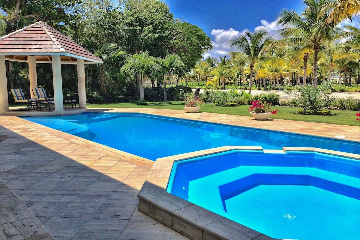 great pool with separate hot tub