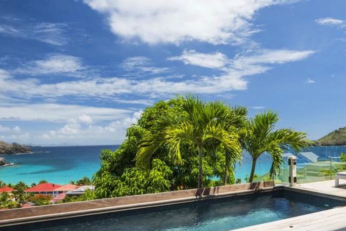 Santa Alicia Villa is located on a hillside overlooking Flamands Bay