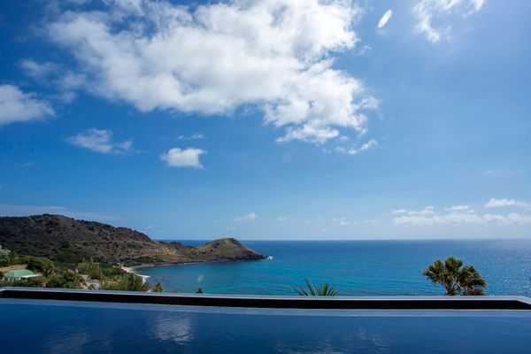Views of he ocean form the infinity pool at Cacao Villa