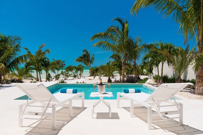 Lounge beachfront by the pool