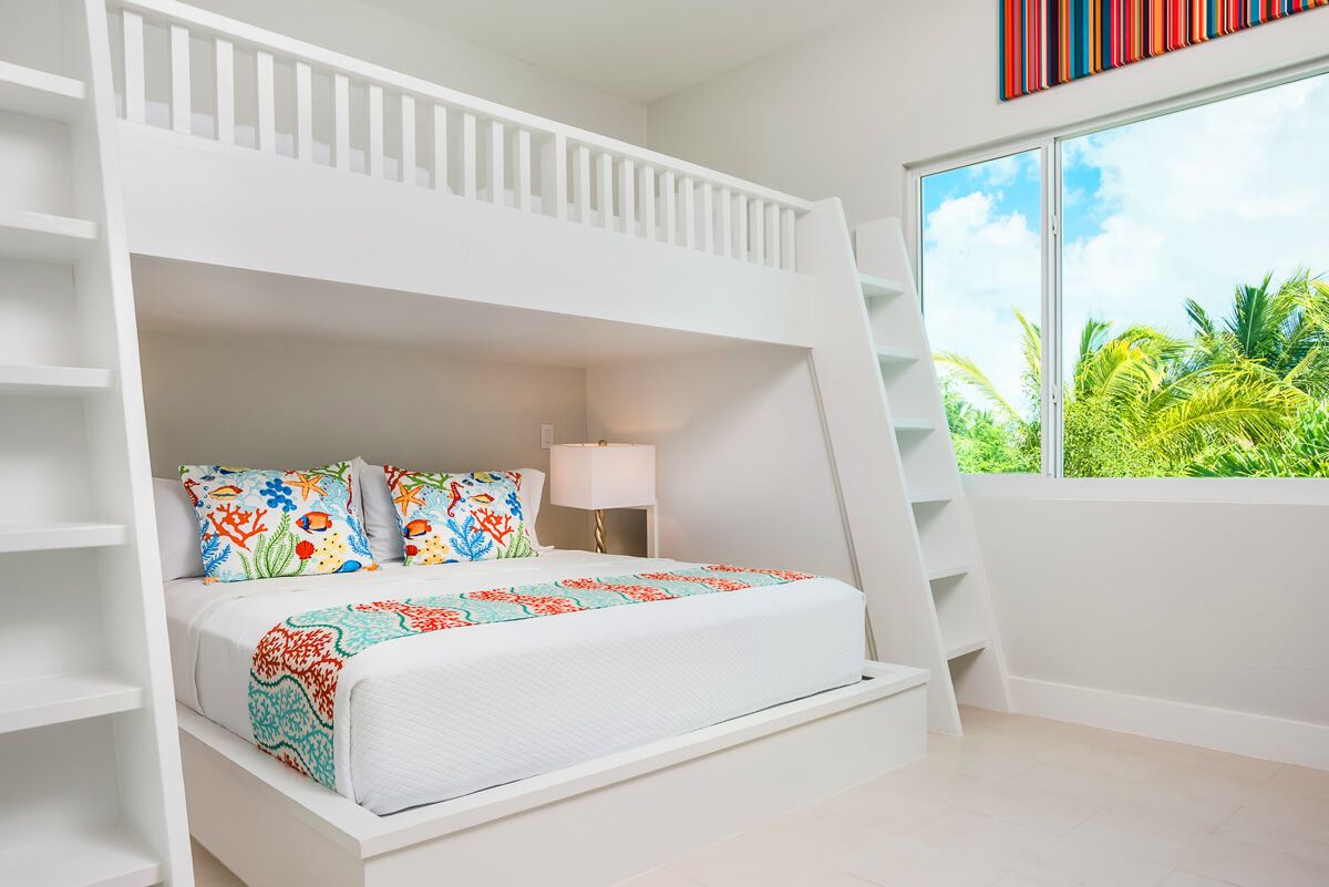 Bedroom with bukbeds