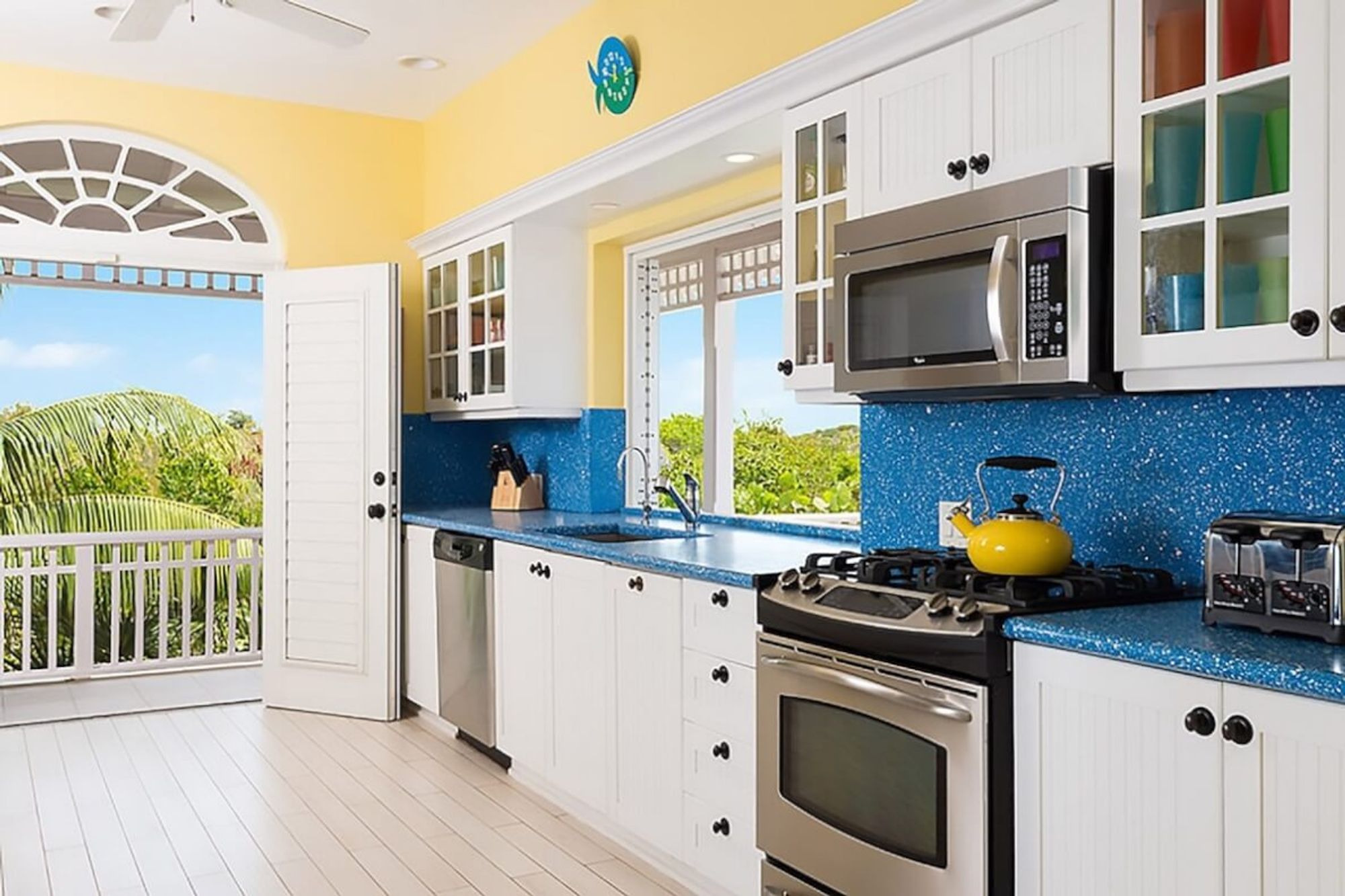 Quaint open kitchen giving way to the soothing breeze