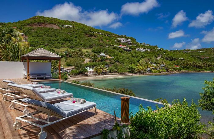 Javacanou villa overlooks the beautiful protected waters of Marigot Bay