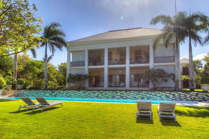 Villa Corales 114 has a decadent lawn and pool area