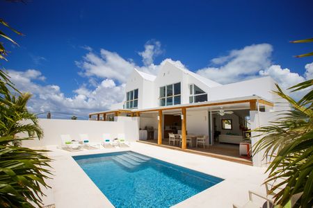 Edge of Paradise is located just a few minutes from Grace Bay Beach