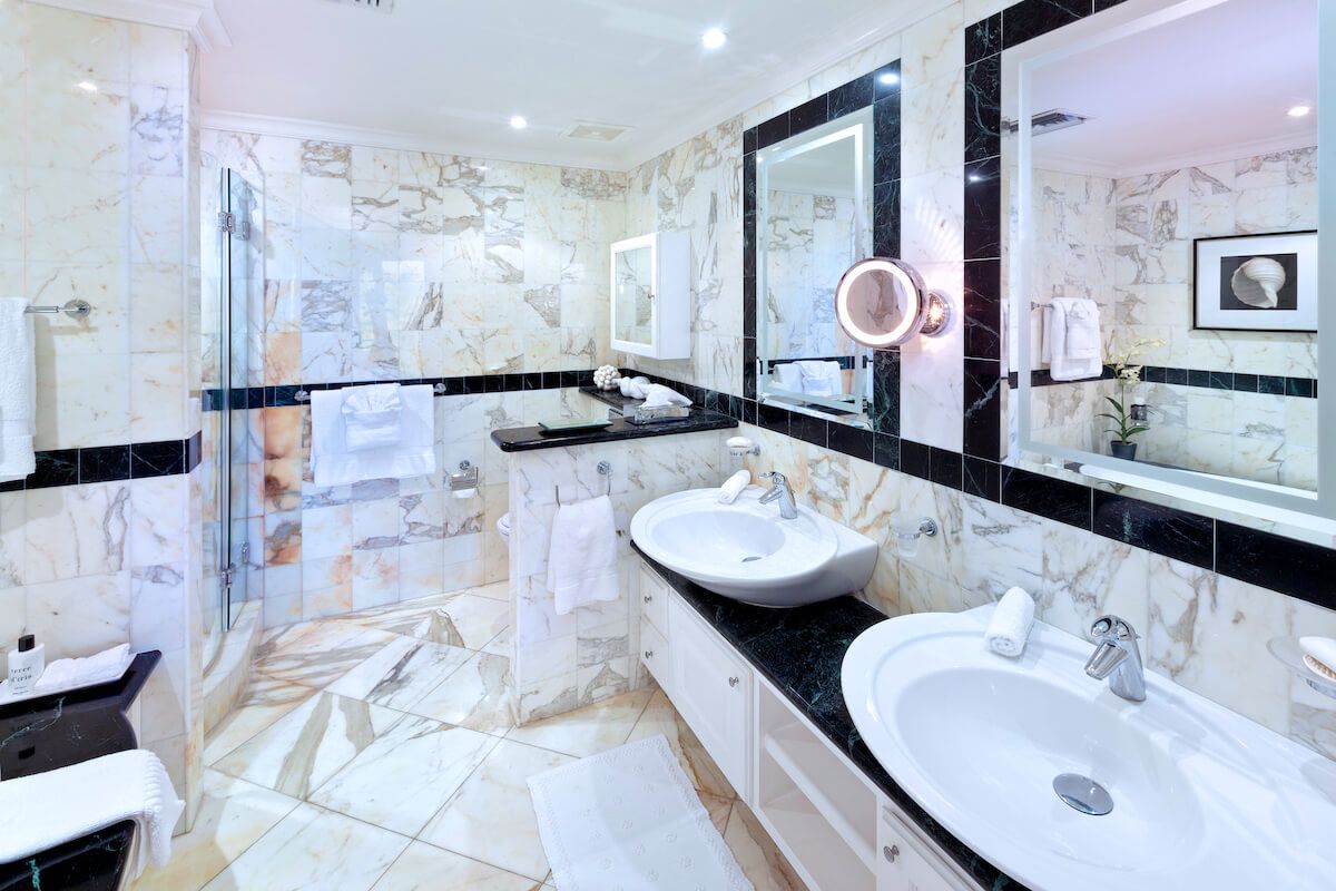 Double vanity en suite bathroom