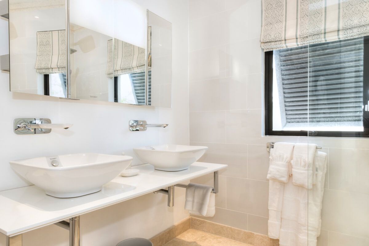 Double vanity en suite bathroom