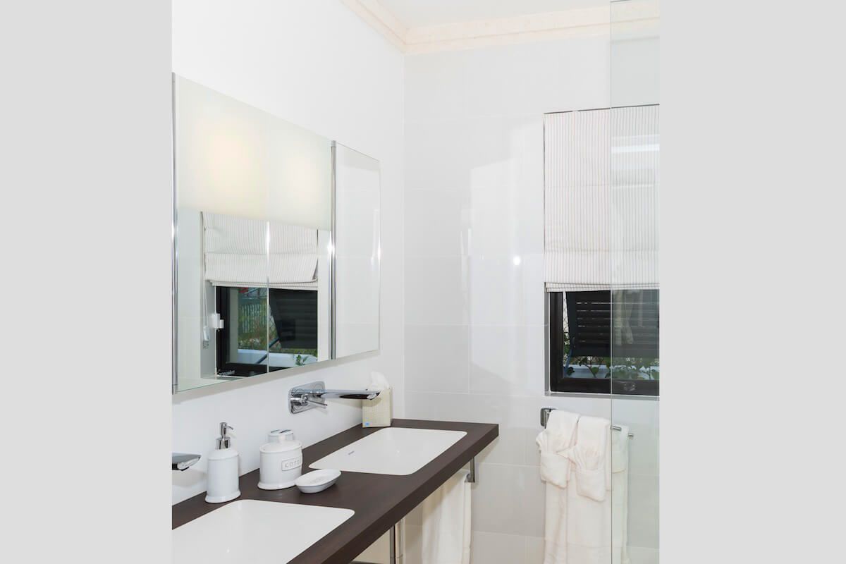 Double vanity en suite bathroom