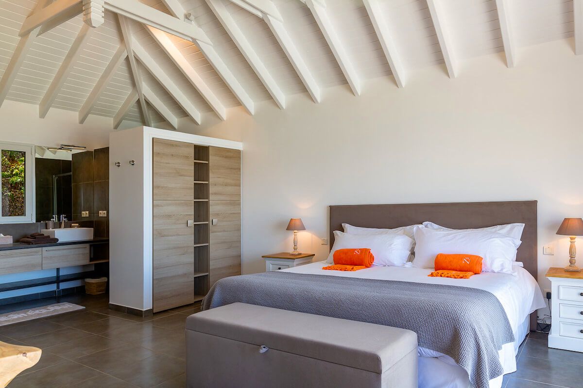King bedroom with en suite bathroom