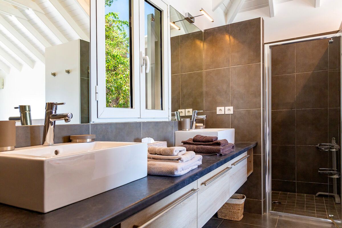 Double vanity bathroom