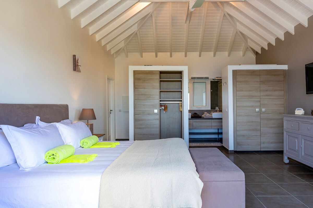 King bedroom with en suite bathroom