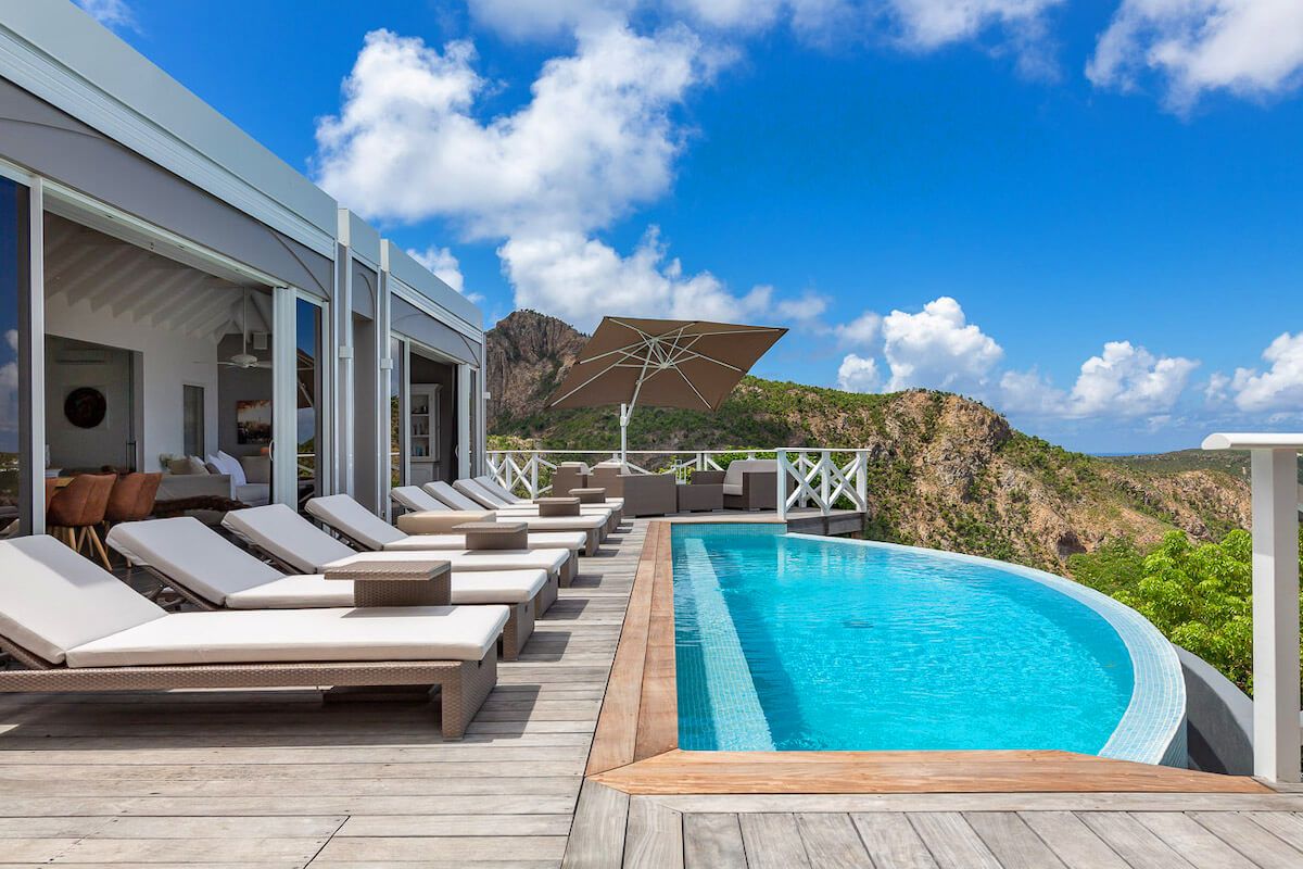 Lounge by the infinity pool 