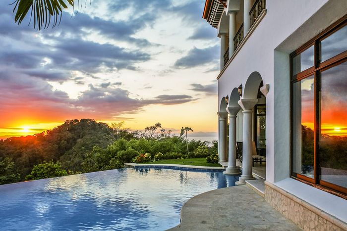 Casa Puestra del Sol Villa is located the neighborhood of Vista Tres Bahias in Los Suenos