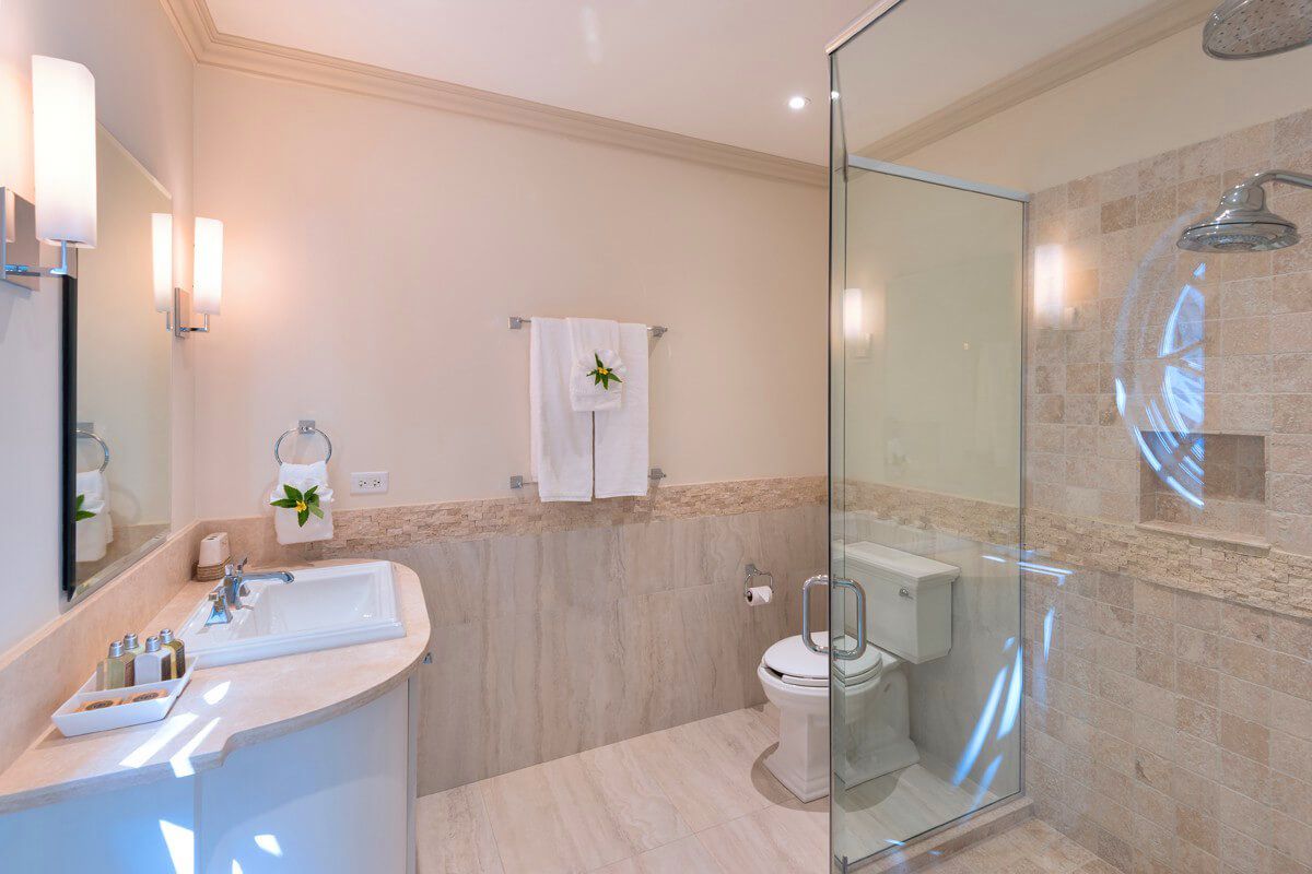 En suite bathroom with a shower