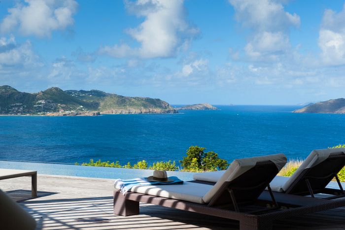 Villa Pyramide overlooks the beautiful Lorient Bay