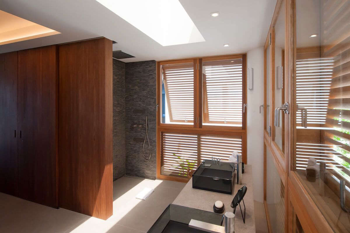 En suite bathroom with a shower