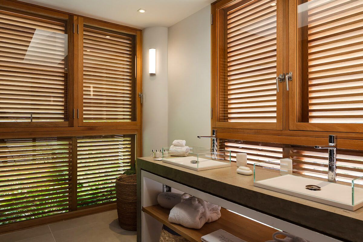 Double vanity en suite bathroom