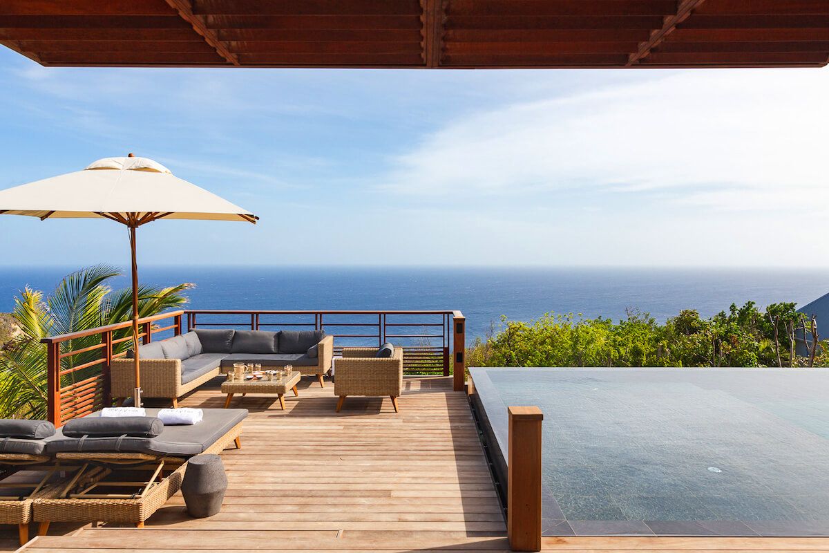 Infinity pool overlooking the ocean