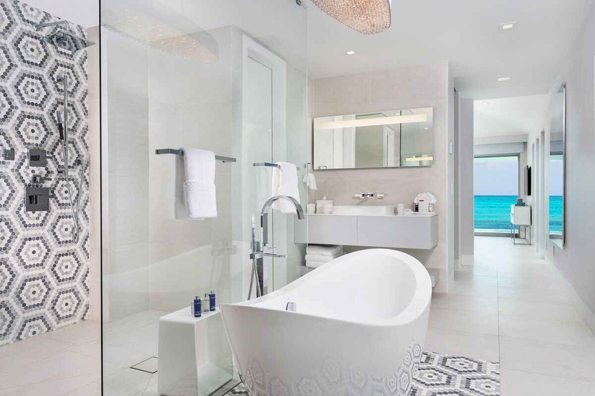 En suite bathroom with a bathtub