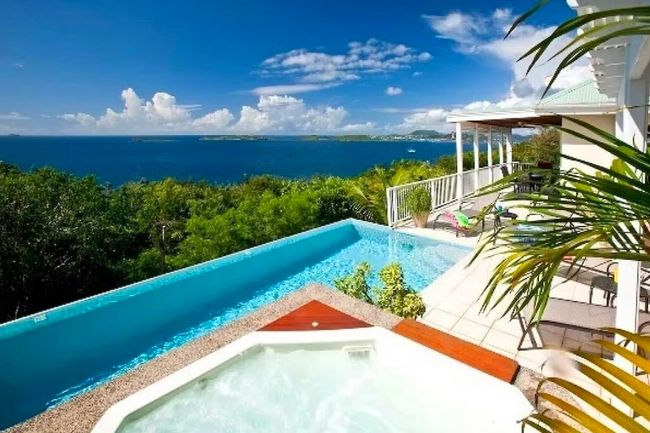 Splendore Villa is located near Maria Bluff and has views of Great Cruz Bay