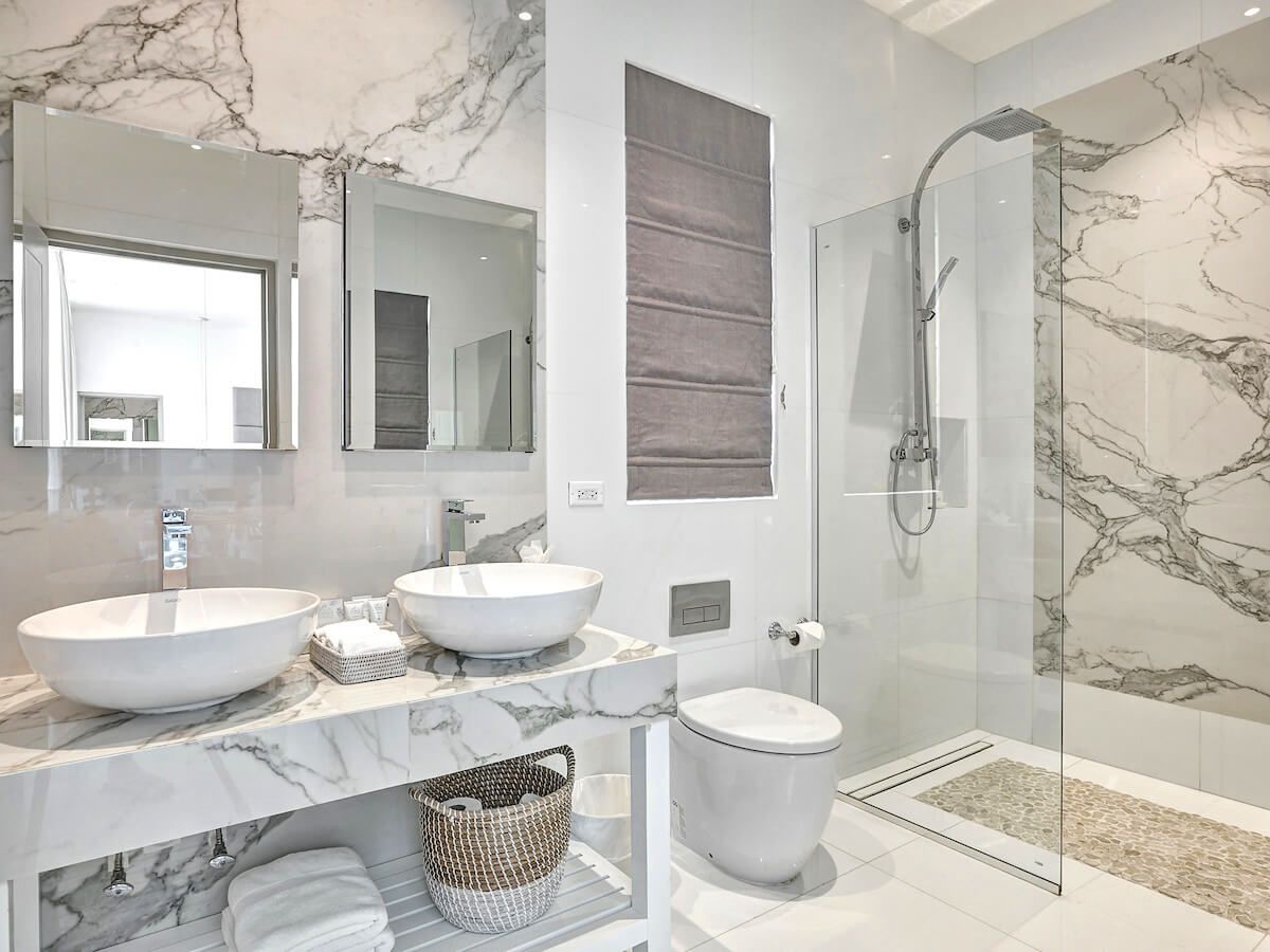 Double vanity en suite bathroom