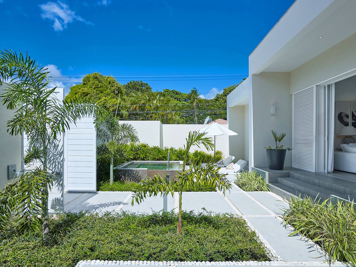 The garden area with a plunge pool