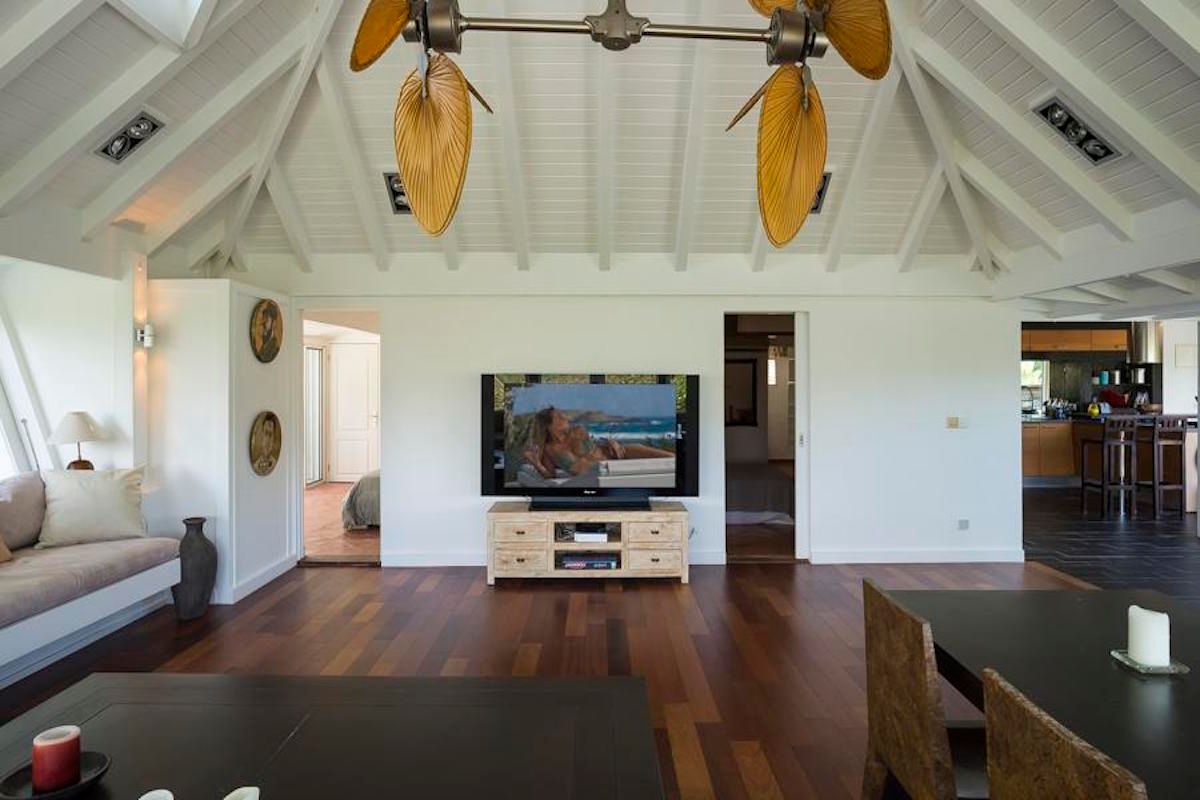 Comfortable Caribbean decor in the living area