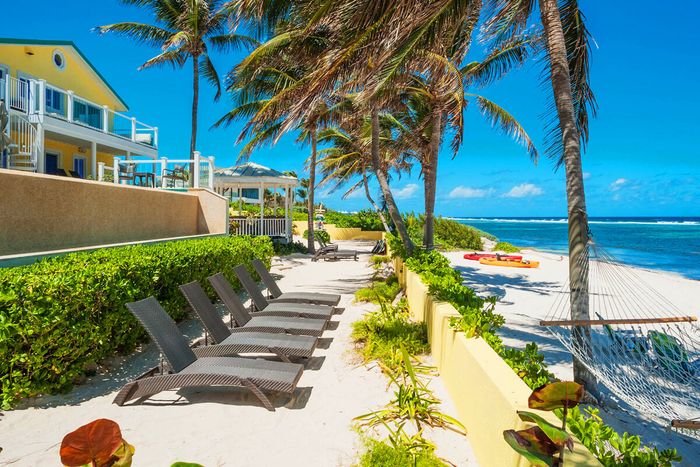 Fischer's Reef Villa is located in Rum Point right on the beach