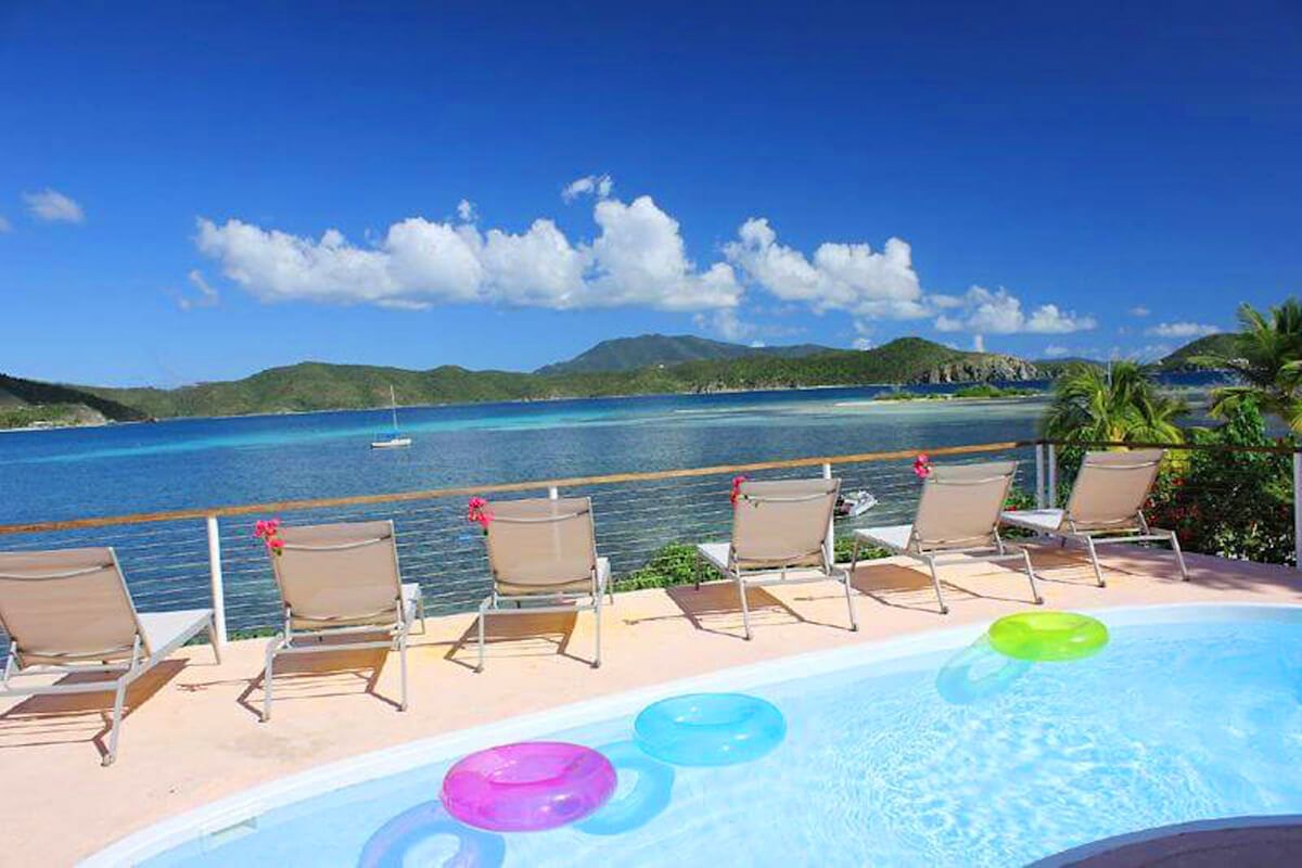 Rainbow Beach House Villa is located on Coral Bay