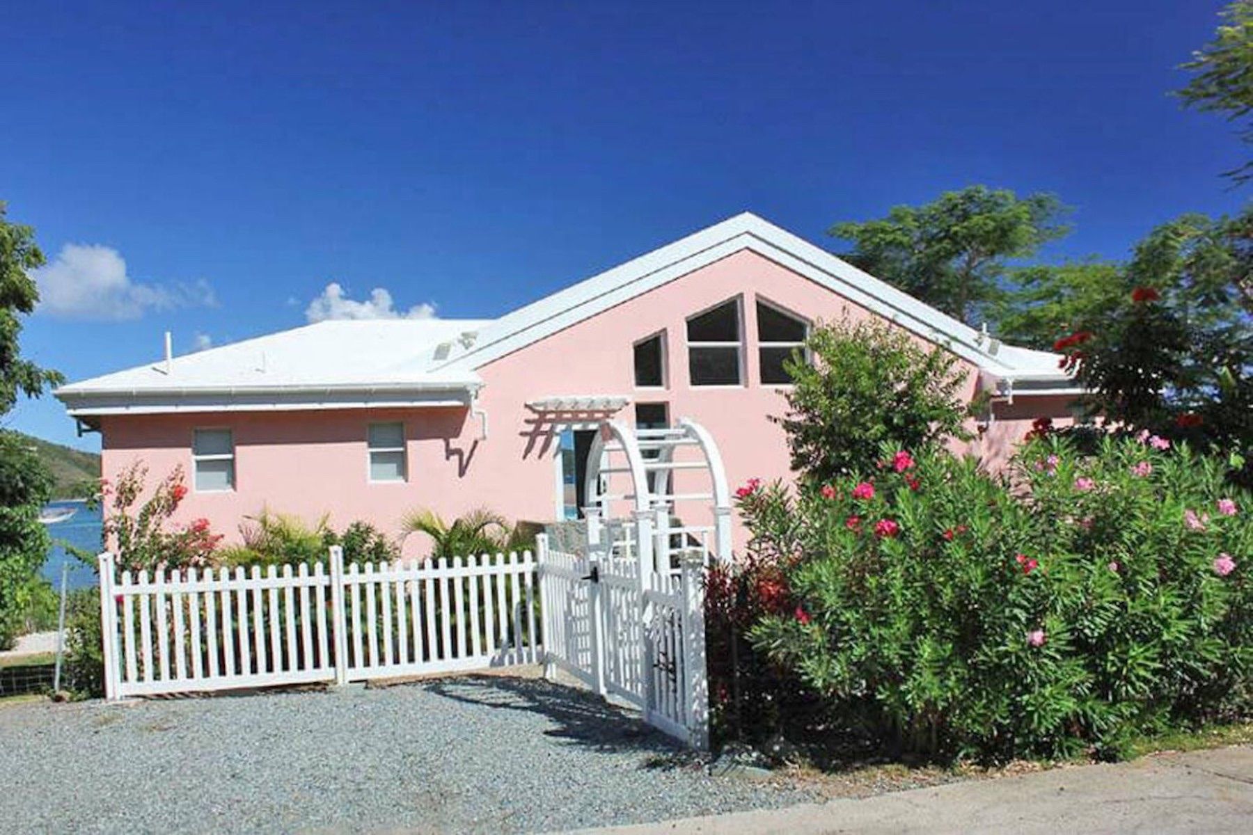 Rainbow Beach House villa photo.