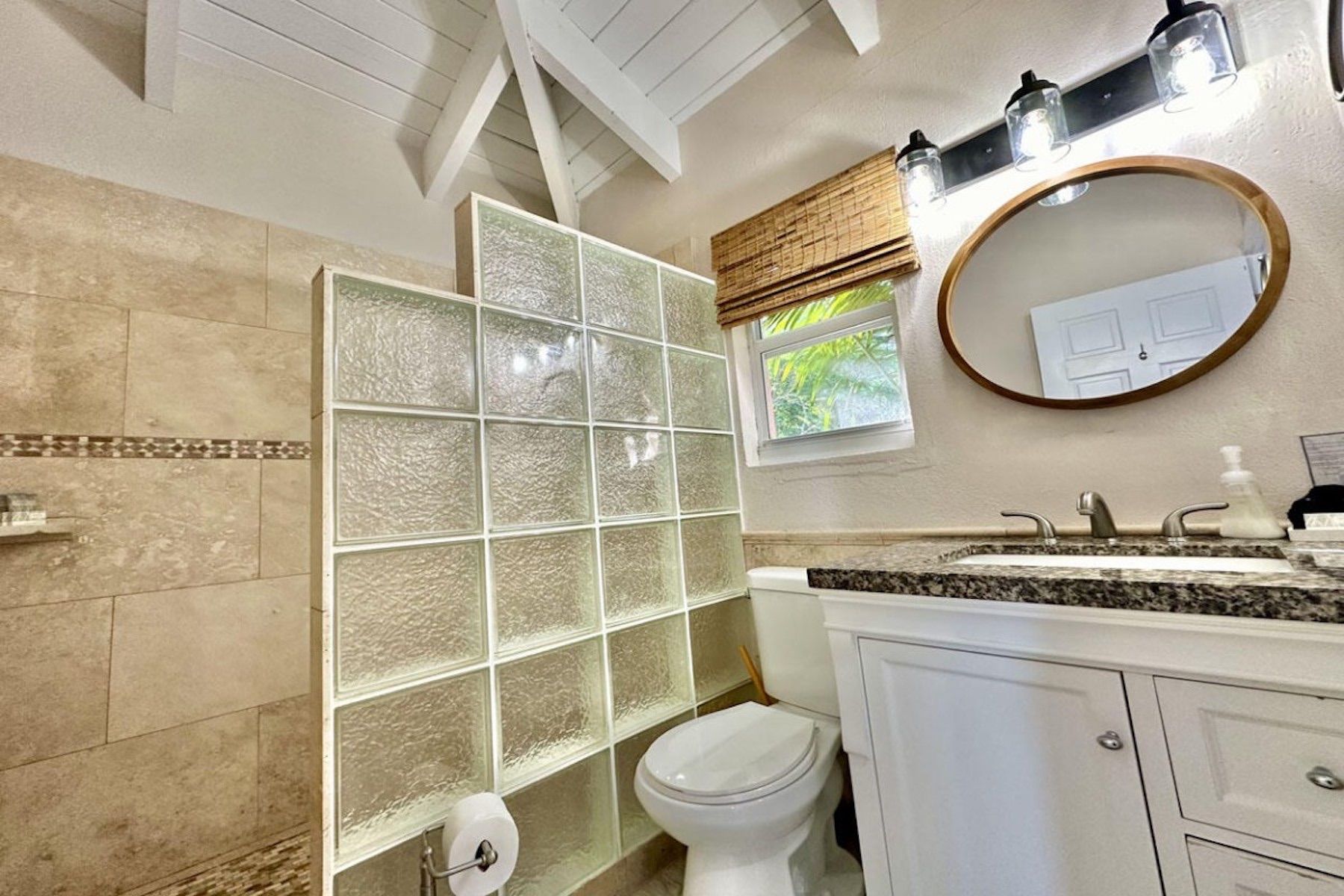 Rainbow Beach House villa photo.