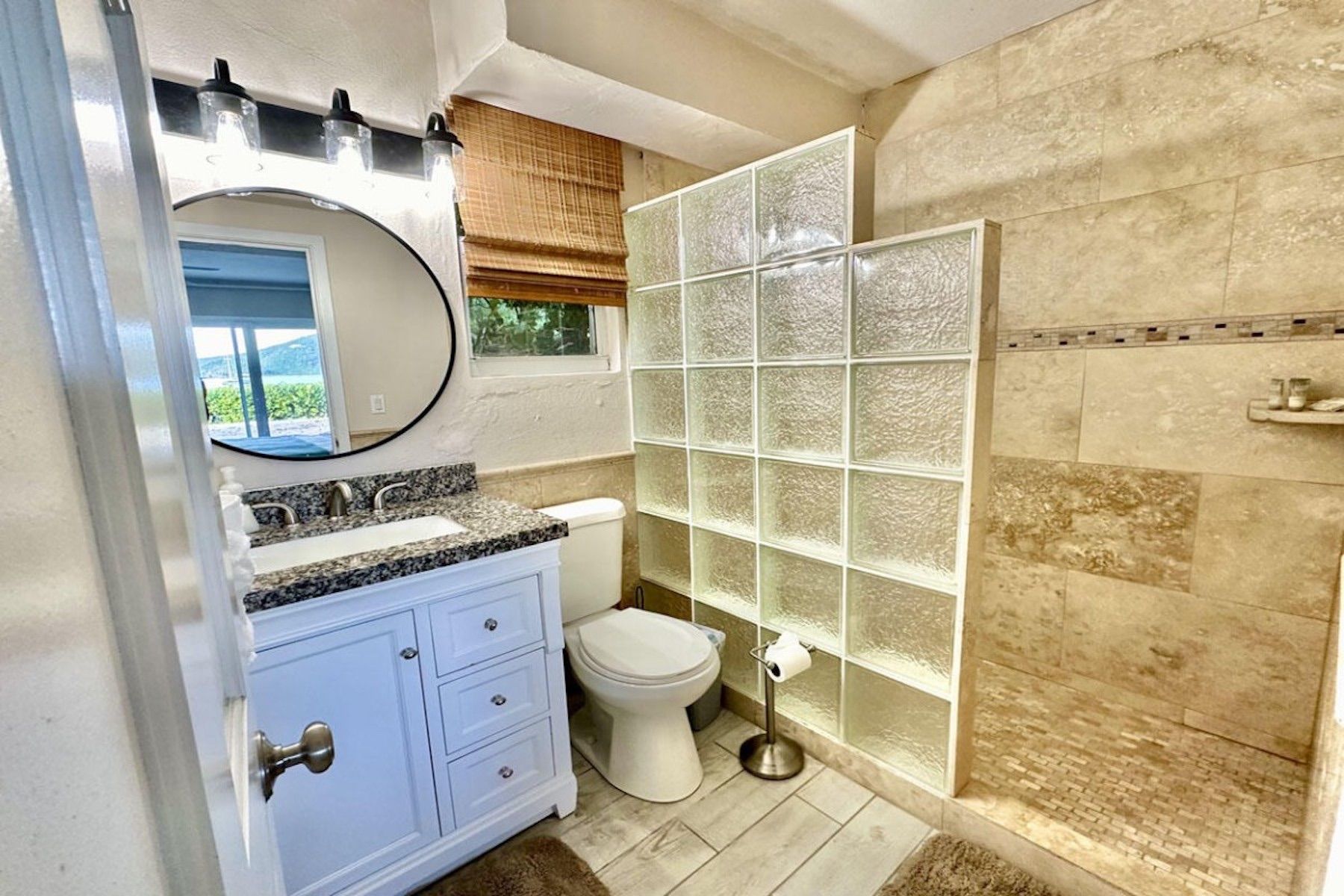 Rainbow Beach House villa photo.