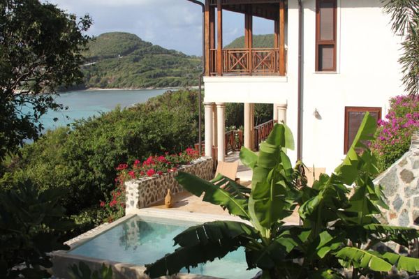 Bibiluna Villa is located on Conouan on a hillside overlooking Shell Beach and the bay