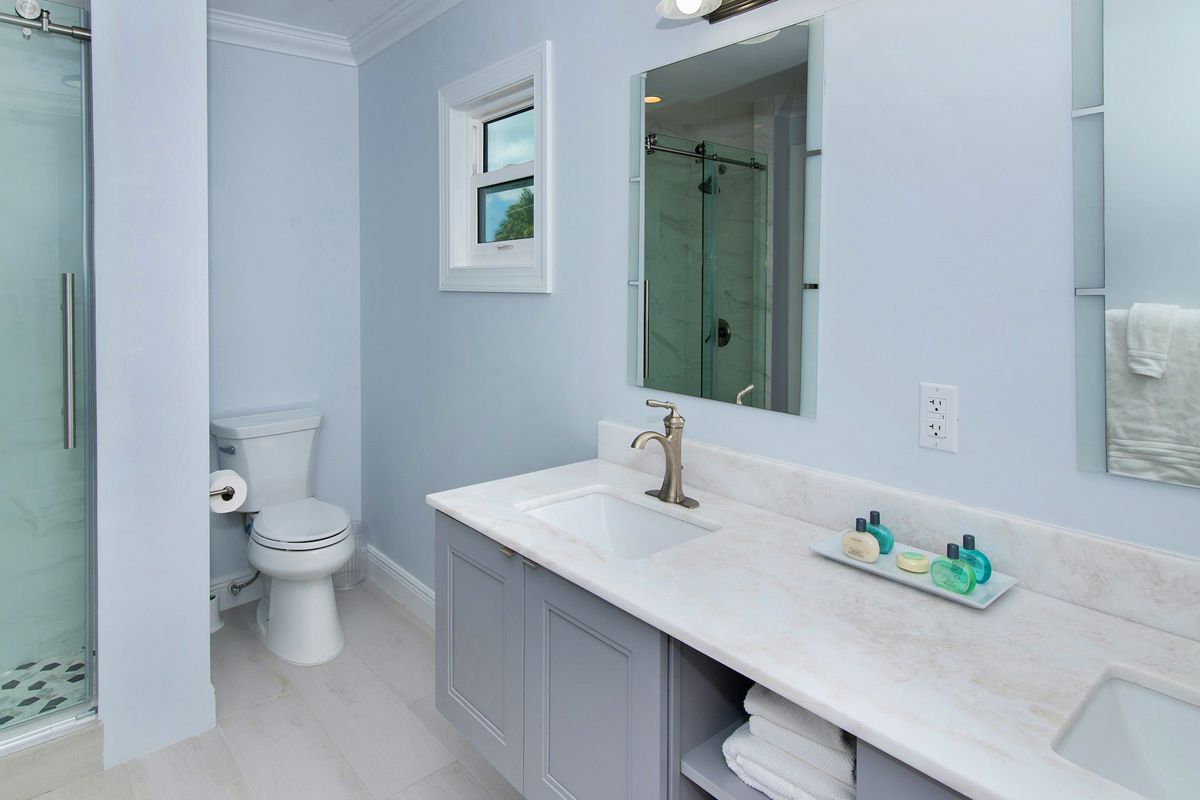 Double vanity en suite bathroom