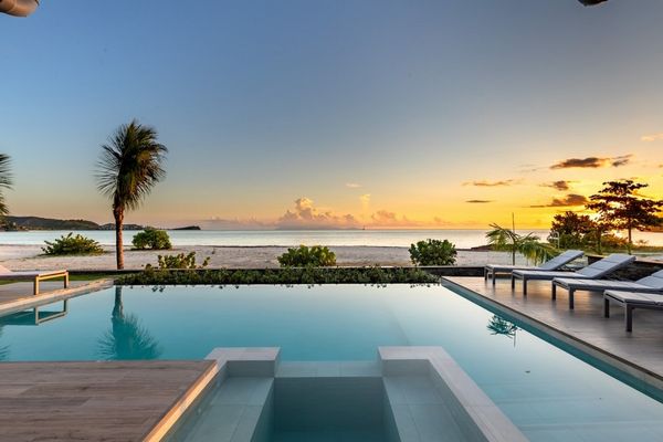 Antigua Luxury Massage Bathtub