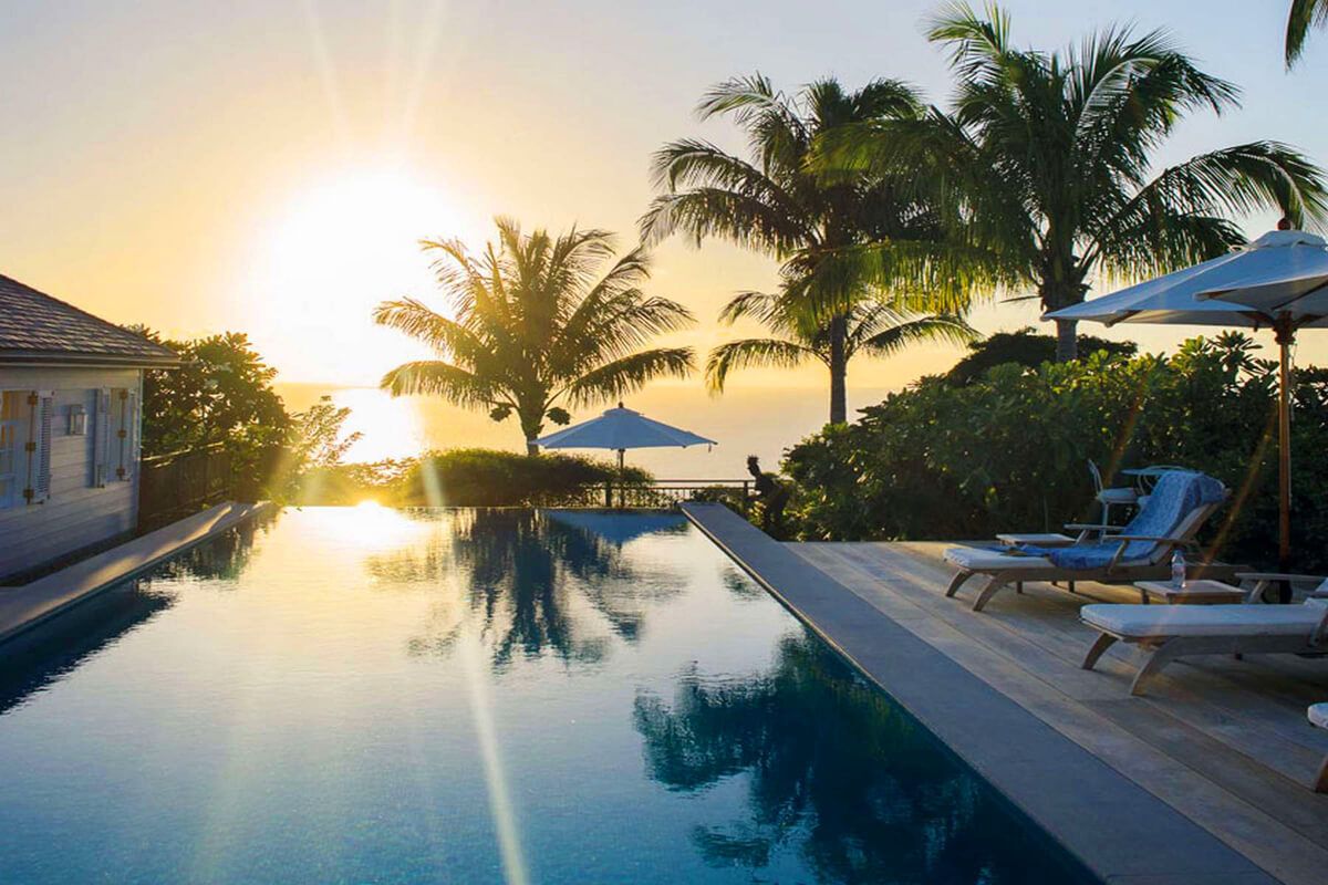 Sun deck and pool