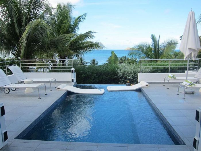 The private infinity edge pool at Skrutten Villa 