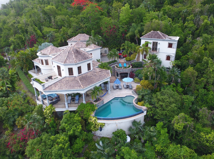 Rotunda Villa is located above Peter Bay and Trunk Bay