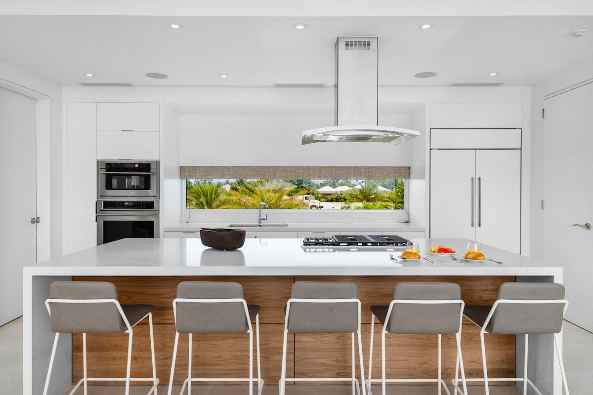 Kitchen and breakfast bar area 