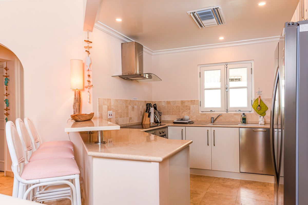 Kitchen with breakfast bar