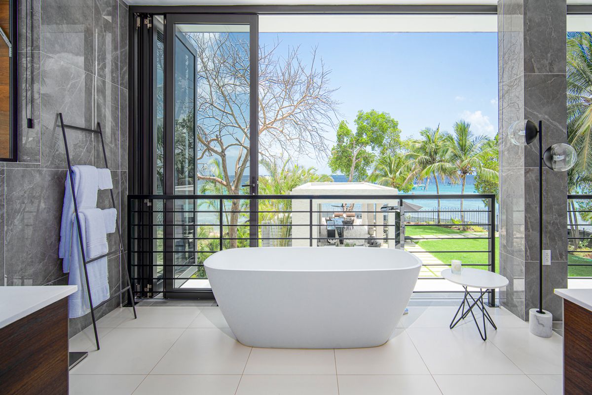 Bath tub with a view