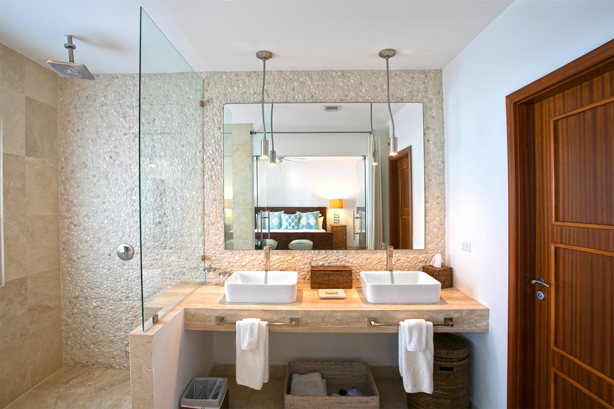 Double vanity en suite bathroom