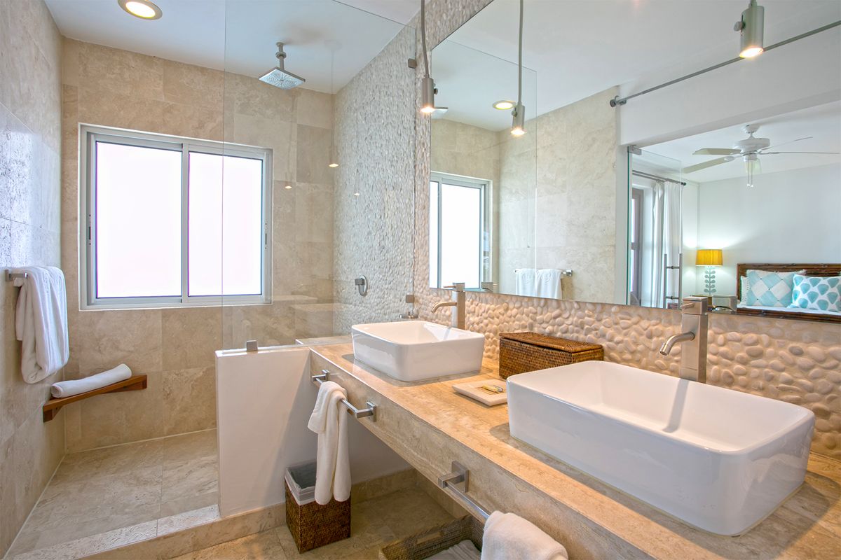 Shower in the second bedroom