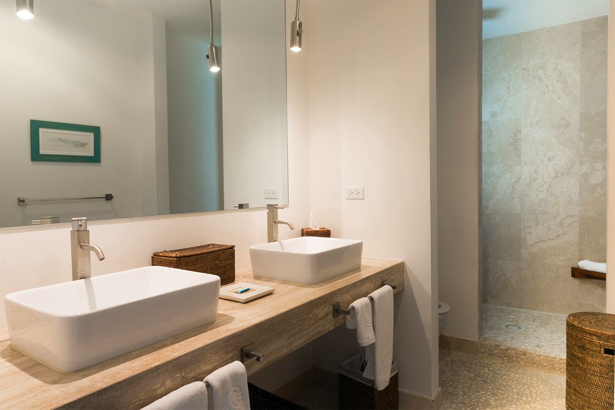 Third bedroom en suite bathroom