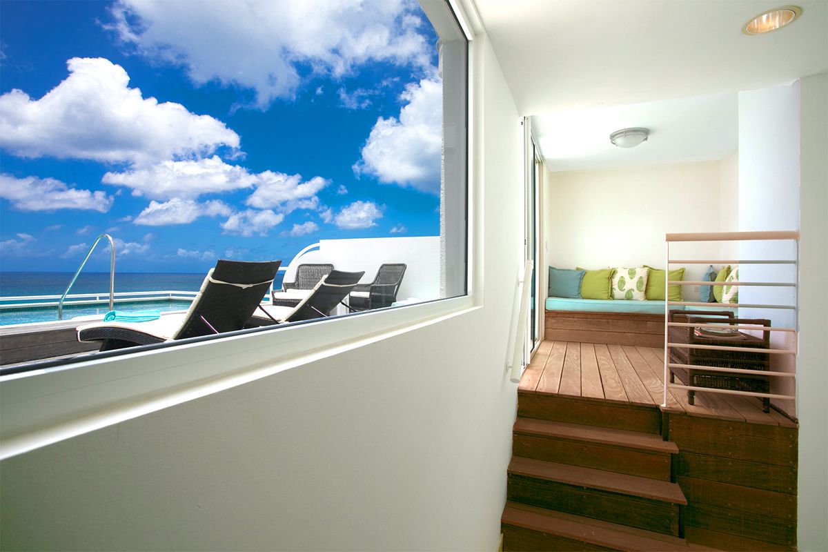 Patio/pool entry hall