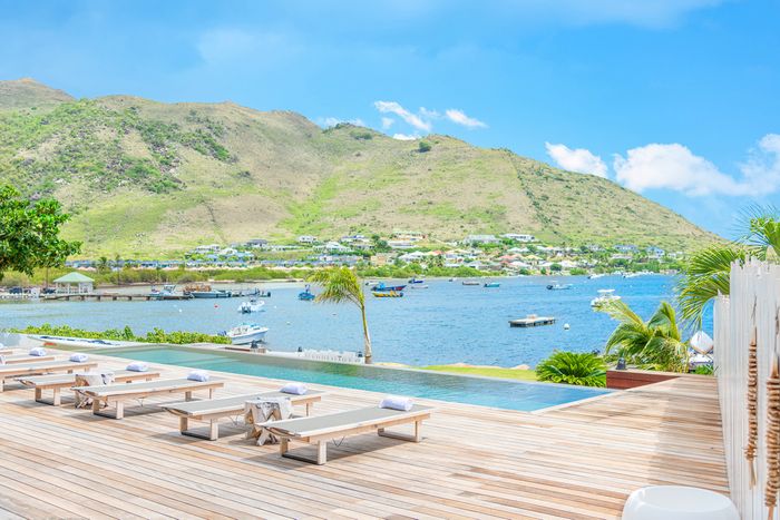 Pom Villa overlooks Pinel Island and the cove around Cul de Sac Bay