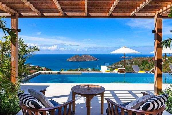 Les Roches Villa is located in the hills of Colombier with views of Ile Chevreau and the caribbean 