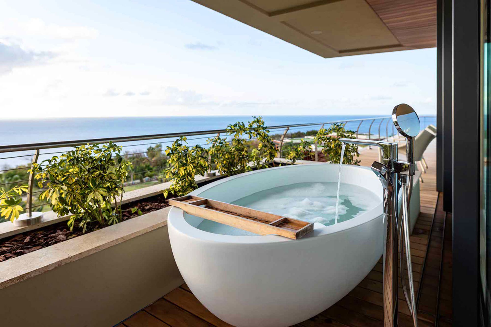 Master suite bath tub