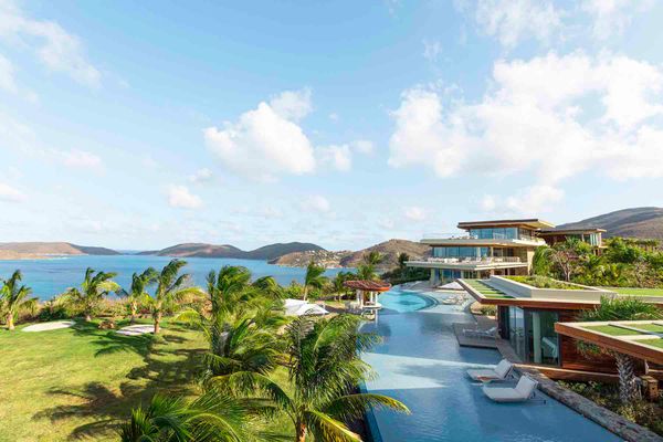 The Oasis Estate is a sleek and contemporary tropical hideaway perched on the island’s peak